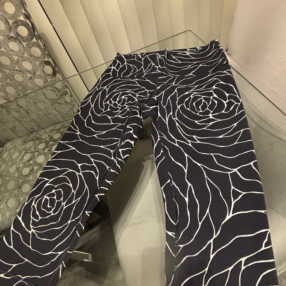 Lululemon Wunder Under Hi Rise 1/2 Tight in the Radiant Rose Alpine Black White